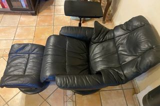 Butaca Stressless negra de pell + reposapeus