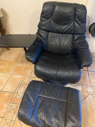 Butaca Stressless negra de pell + reposapeus