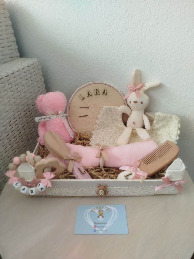 Cesta regalo bebé personalizada 100%