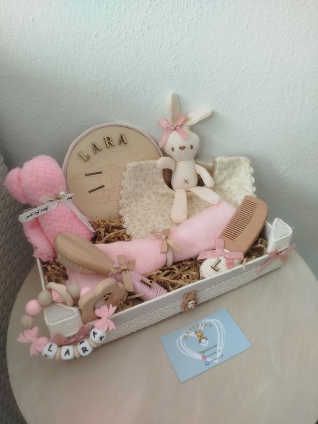 Cesta regalo bebé personalizada 100%