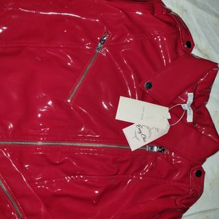 Cazadora biker roja charol. 