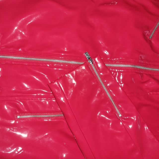 Cazadora biker roja charol.