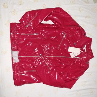 Cazadora biker roja charol. 