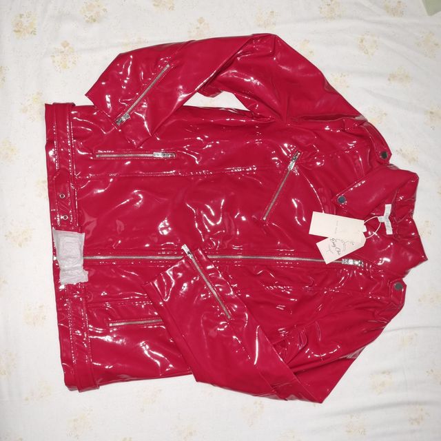 Cazadora biker roja charol.