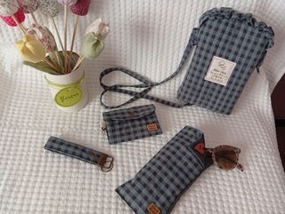 Set funda,monedero,bolsito y llavero.
Hecho a mano