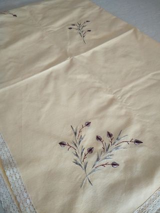 Mantel bordado beige y blanco echo a mano.