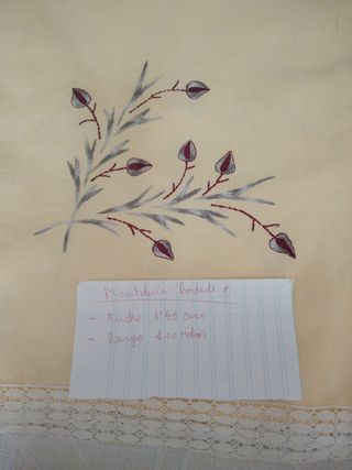 Mantel bordado beige y blanco echo a mano.
