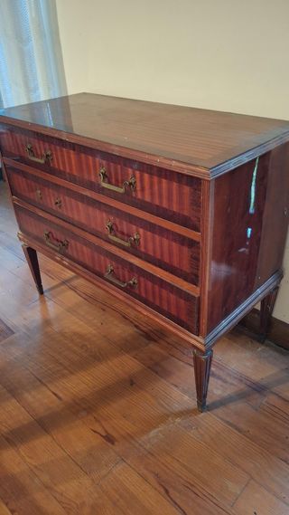 Cómoda antigua de madera