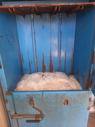 Prensa Mil-ek para cartón y plástico