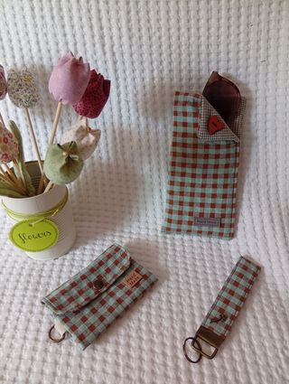 Set monedero,llavero y funda a cuadros - marrón, v