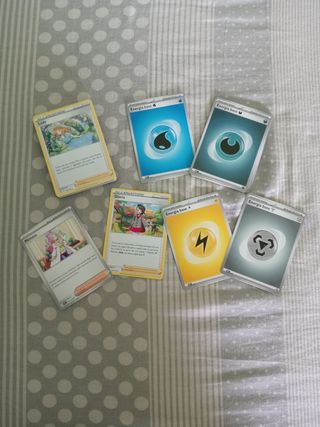 Carte Pokémon: Allenatori (31) ed Energie (8).