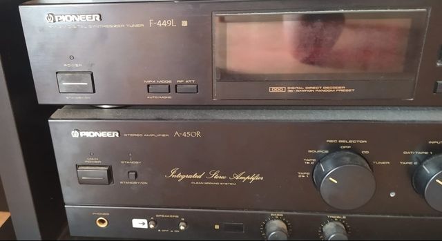 Equipo música Pioneer de color negro.