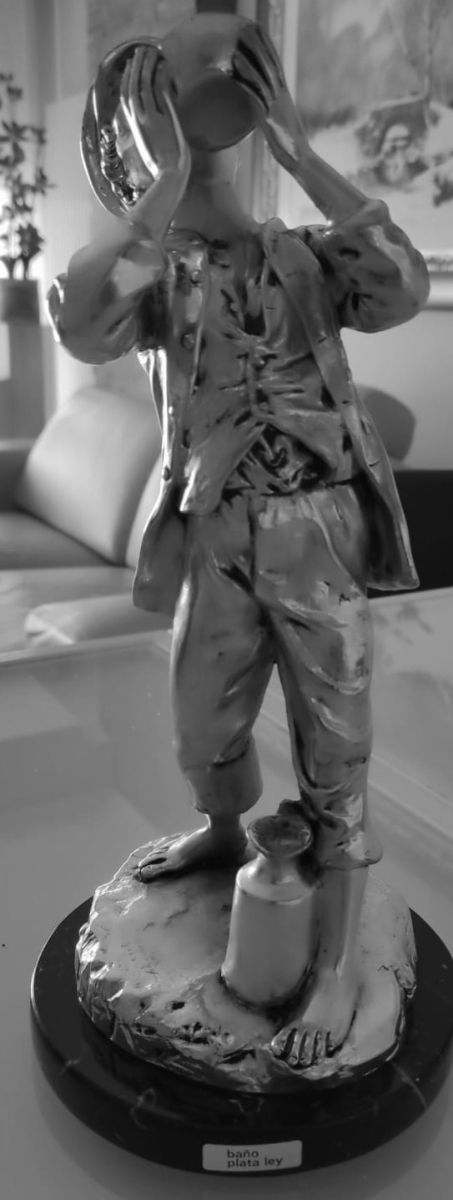 Figura lechero bañada en plata de ley. Estatuilla