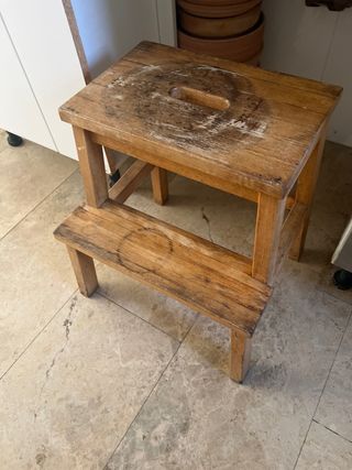 Taburete de madera marrón