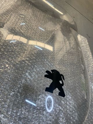 Cúpula Peugeot con logo