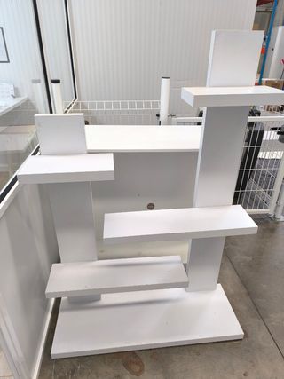 Estanteria blanca expositora
