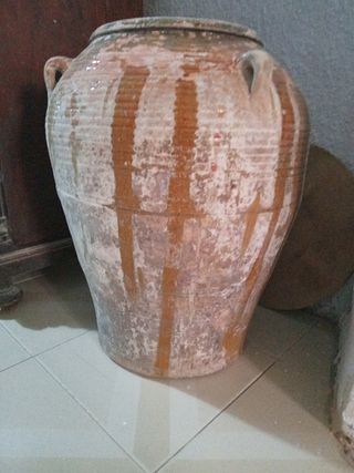 Tinaja antigua de barro