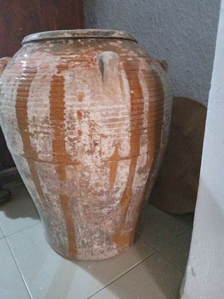Tinaja antigua de barro