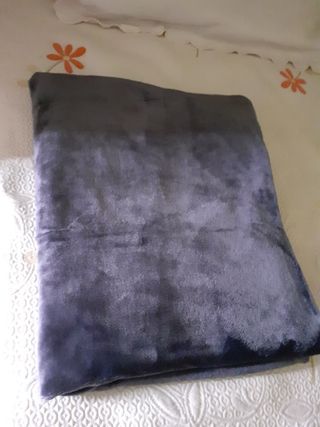Manta microfibra gris para sofá o cama pequeña