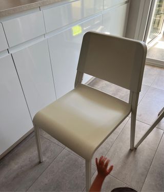 Sillas blancas.