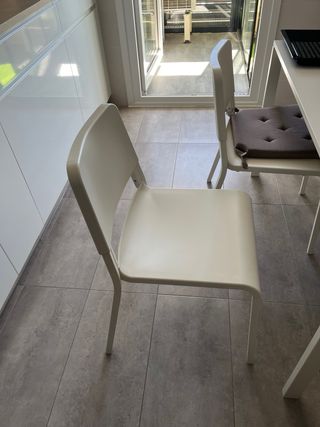 Sillas blancas.