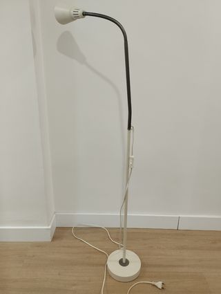 Lampara pie Ikea blanca - flexo. Incluye bombilla