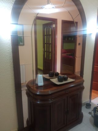 Recibidor madera marrón y espejo