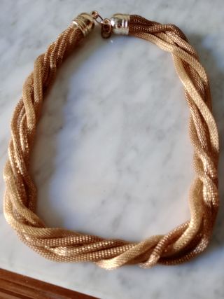 Collar dorado trenzado