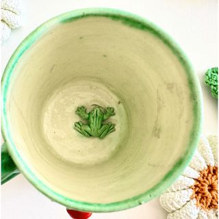 Xícara portuguesa con sapo sorpresa