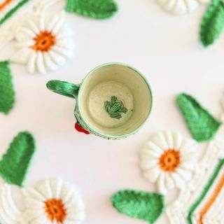 Xícara portuguesa con sapo sorpresa