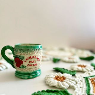 Xícara portuguesa con sapo sorpresa