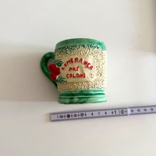 Xícara portuguesa con sapo sorpresa