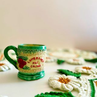 Xícara portuguesa con sapo sorpresa