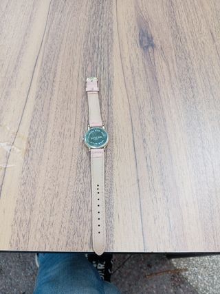 Reloj de pulsera beige y dorado