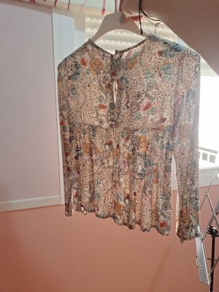 Blusa floral beige y multicolor 
