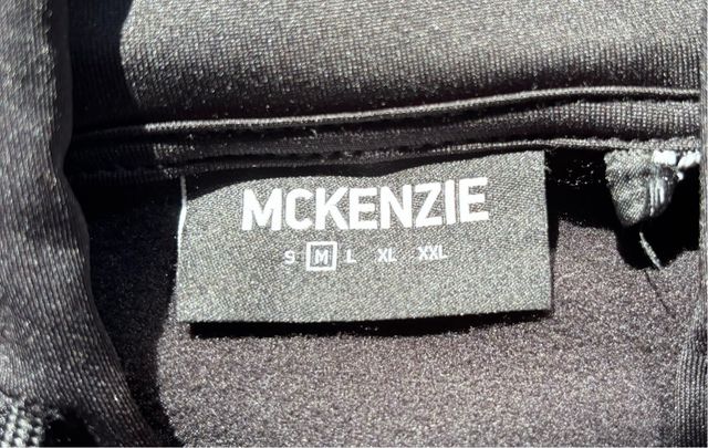 Sudadera negra McKenzie con capucha