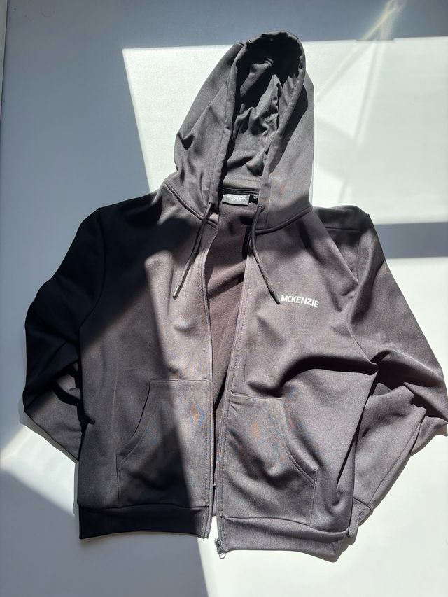 Sudadera negra McKenzie con capucha