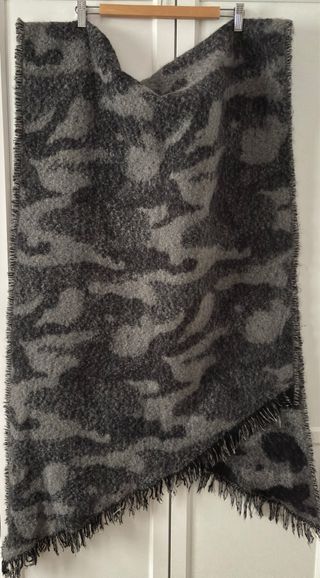 Chal invierno gris animal print