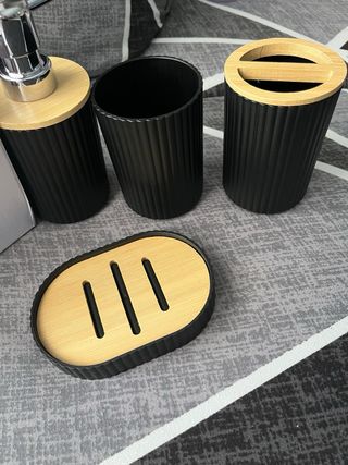 Set bagno 4pz - nero e legno