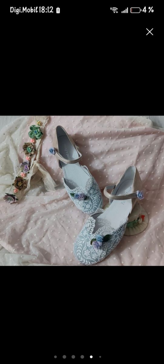 Esparteñas y zapatos de comunión.