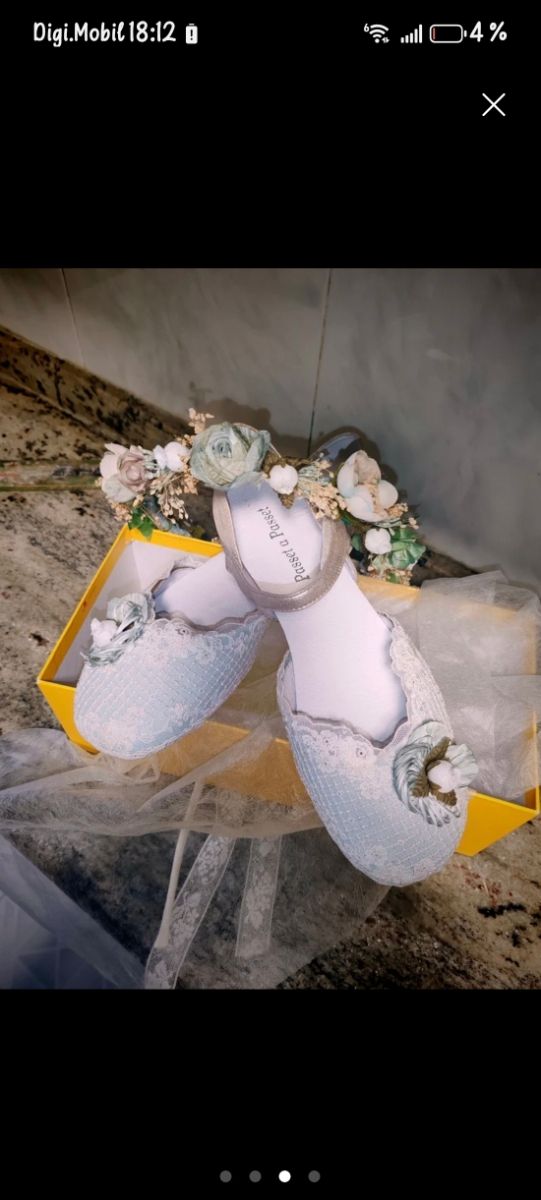 Esparteñas y zapatos de comunión.