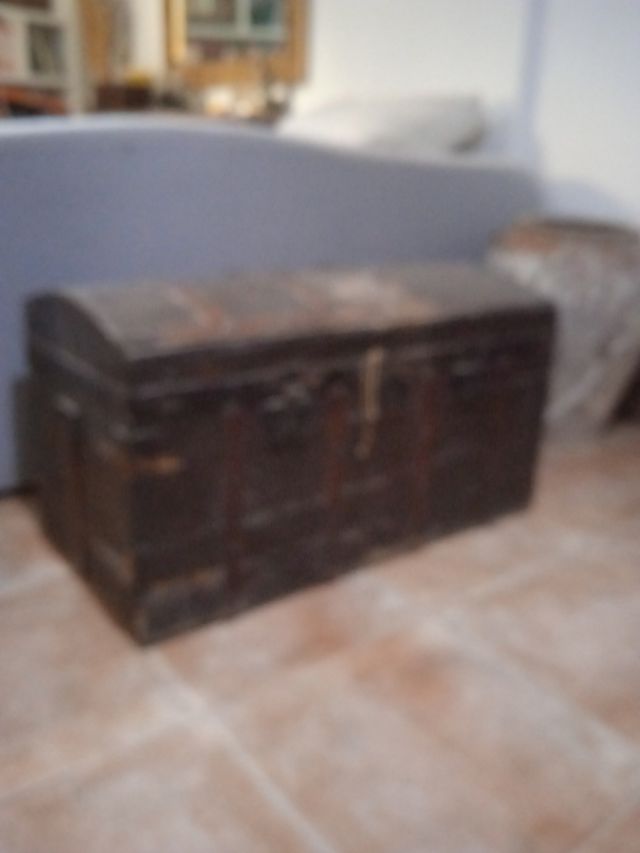 Baúl antiguo de madera y metal