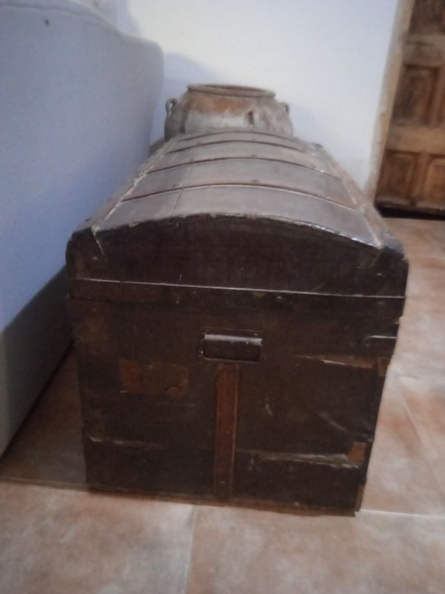 Baúl antiguo de madera y metal