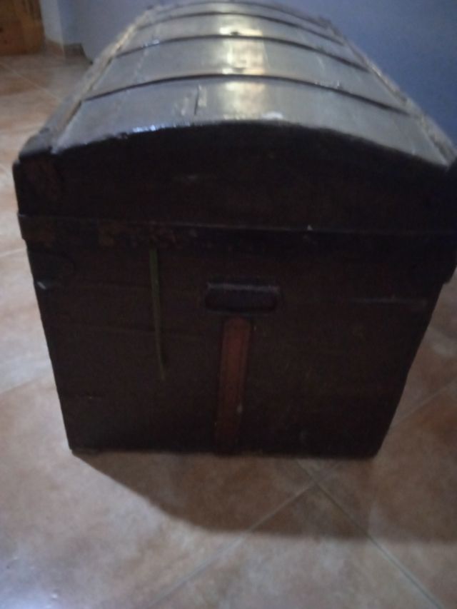 Baúl antiguo de madera y metal