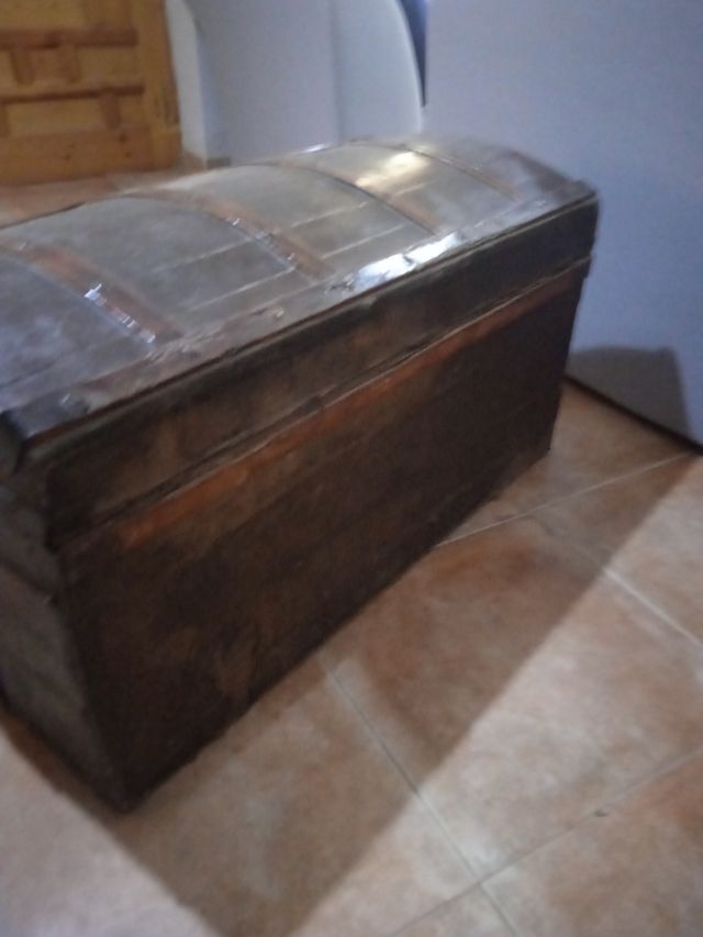 Baúl antiguo de madera y metal
