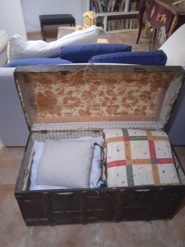 Baúl antiguo de madera y metal