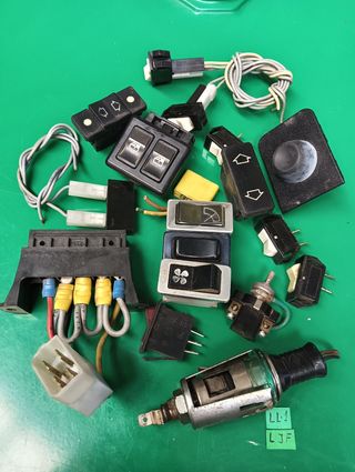 Varias piezas eléctricas para coche