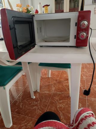 Microondas rojo vintage