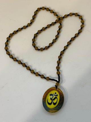 Collar Om - Resina marrón-amarillo