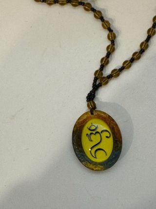 Collar Om - Resina marrón-amarillo